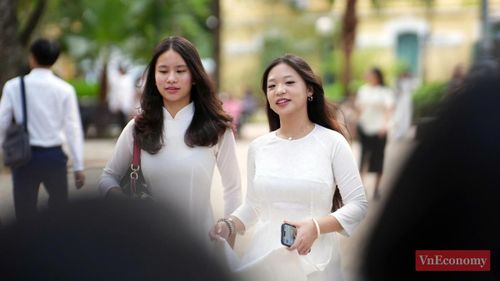 Các em học sinh Trường Trung học Phổ thông Chuyên Chu Văn An đến trường từ sớm, háo hức đón chờ Lễ khai giảng năm học mới. Ảnh: Phương Thảo