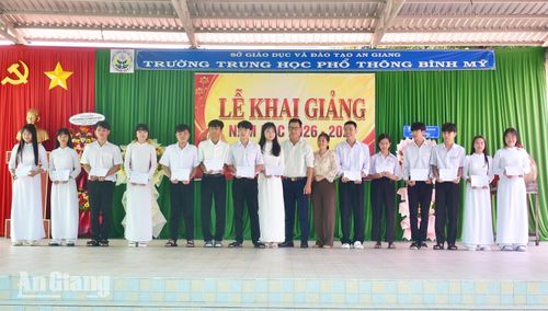 Trao quà tiếp bước đến trường cho học sinh có hoàn cảnh khó khăn.