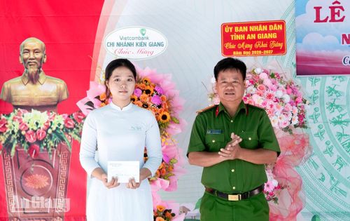 Tặng học bổng cho học sinh có hoàn cảnh khó khăn.