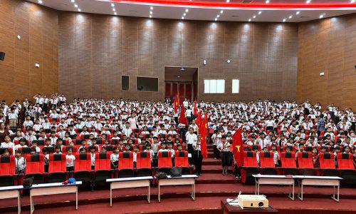  Học sinh Trường Tiểu học Gia Bình số 2 đang học tại Trung tâm hoạt động thanh thiếu nhi cũ của Tỉnh đoàn tại xã Gia Bình. Ảnh: Các em học sinh sẵn sàng cho lễ khai giảng năm học 2026-2027 tại hội trường Trung tâm. 
