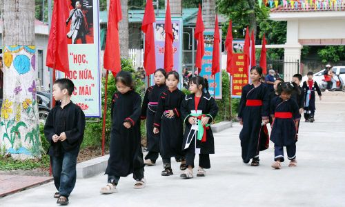  Học sinh Trường Tiểu học An Lạc (xã An Lạc) đến trường trong trang phục truyền thống. 