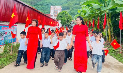  Đón học sinh đến trường dự khai giảng năm học mới tại Trường Tiểu học Đèo Gia (xã Đèo Gia). 