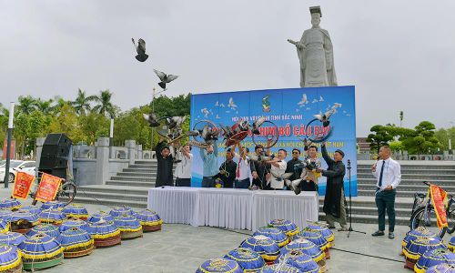 Các đồng chí lãnh đạo và nghệ nhân thực hiện nghi thức thả chim chào mừng hội thi.