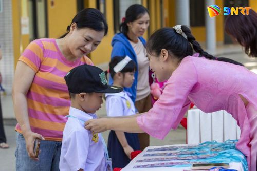 Cô giáo Trường Tiểu học Lý Tự Trọng (phường Hải Châu) chào đón học sinh trong ngày đầu tiên đến lớp. Ảnh: NTCC.