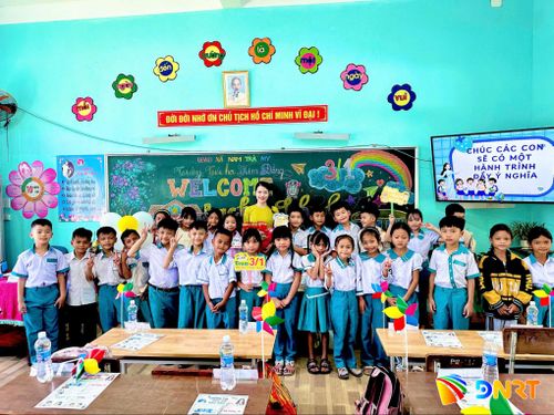 Cô và trò Trường Phổ thông dân tộc bán trú Tiểu học - THCS Trà Mai (xã Nam Trà My) trong ngày đầu năm học mới. Ảnh: NGUYỄN PHÚC