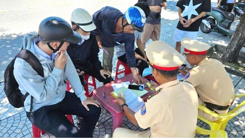 Trạm Cảnh sát giao thông Thăng Bình lập biên bản xử lý học sinh vi phạm an toàn giao thông. Ảnh: CÔNG TÚ