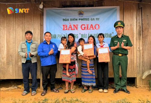 Đồn Biên phòng Ga Ry bàn giao kinh phí xây dựng "Mái ấm biên cương" cho mẹ con chị Bhling Thị Nhoong. Ảnh; PHÚC NGUYÊN