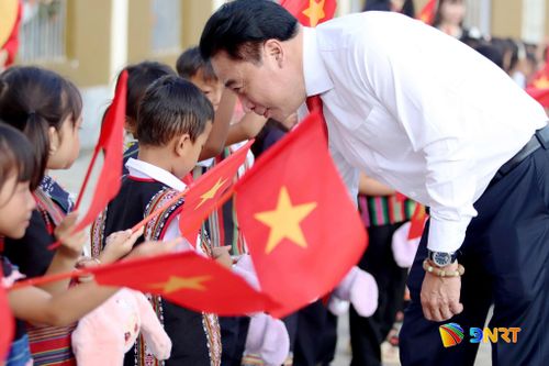 Ủy viên Trung ương Đảng, Phó Bí thư Thường trực Thành ủy Nguyễn Khắc Toàn hỏi thăm học sinh đầu cấp khối 1. Ảnh:TRỌNG HUY