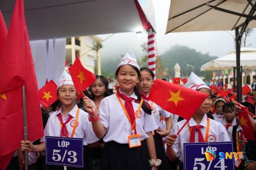 Học sinh xã Tây Giang hào hứng đến điểm Trường Phổ thông nội trú Tiểu học và THCS Tây Giang dự lễ khai giảng. Ảnh: T.CÔNG