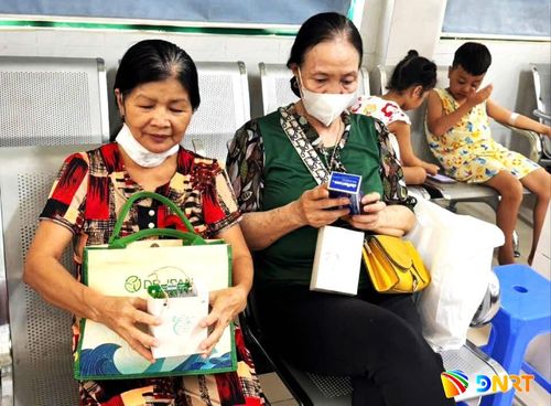 Trung tâm Y tế khu vực Ngũ Hành Sơn triển khai mô hình tái sinh vỏ hộp thuốc nhằm giảm thiểu việc dùng bao ni-lon. Ảnh: NGỌC HÀ