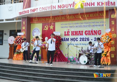 Học sinh Trường THPT chuyên Nguyễn Bỉnh Khiêm thể hiện tài năng âm nhạc tại lễ khai giảng. Ảnh: HỒ QUÂN