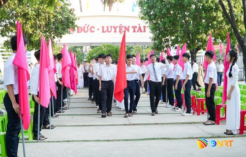 Giáo viên chủ nhiệm nhận lớp và giới thiệu học sinh lớp 10 với toàn trường trong lễ khai giảng năm học mới tại Trường THPT chuyên Nguyễn Bỉnh Khiêm. Ảnh: HỒ QUÂN