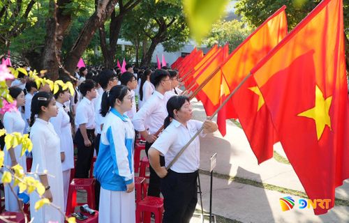 Lễ chào cờ năm học mới tại Trường THPT chuyên Nguyễn Bỉnh Khiêm (phường Bàn Thạch). Ảnh: HỒ QUÂN