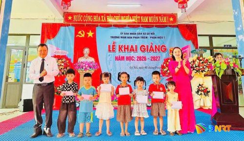 Tặng quà học sinh khó khăn của Trường Mẫu giáo Phan Triêm (xã Gò Nổi). Ảnh: TRẦN CÔNG VŨ