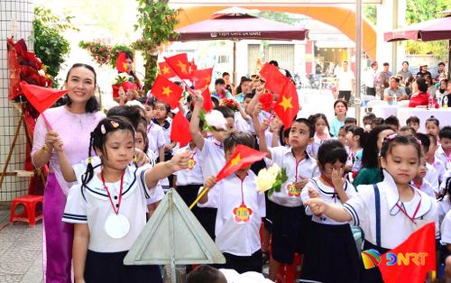 Đón học sinh lớp 1 tại Trường Tiểu học Trần Cao Vân (phường Thanh Khê). Ảnh: THU HÀ