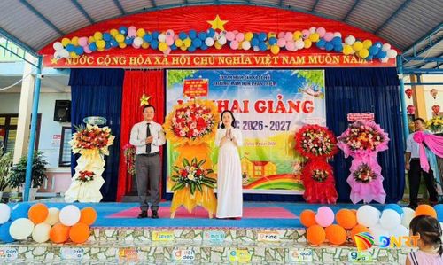 Lãnh đạo xã Gò Nổi tặng hoa Ban Giám hiệu Trường Mẫu giáo Phan Triêm (xã Gò Nổi) nhân lễ khai giảng. Ảnh: TRẦN CÔNG VŨ