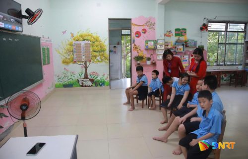 Giờ học đầu tiên của học sinh lớp kỹ năng đặc biệt tại Trung tâm Hỗ trợ phát triển giáo dục hòa nhập Đà Nẵng. Ảnh: ĐẮC MẠNH