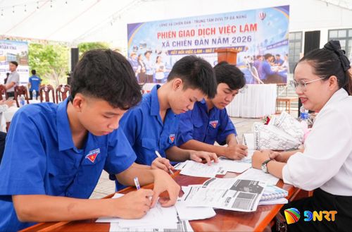 Doanh nghiệp tuyển dụng hướng dẫn người lao động ghi hồ sơ việc làm tại Phiên giao dịch việc làm xã Chiên Đàn năm 2026. Ảnh: HỒ QUÂN