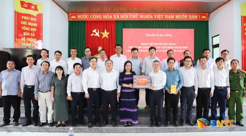 Chủ tịch HĐND thành phố Nguyễn Đức Dũng tặng quà Đảng ủy xã Nam Giang. Ảnh: NGỌC PHÚ