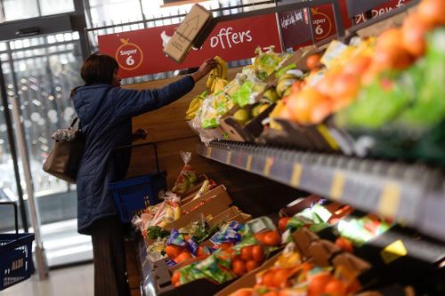 Giá lương thực tăng đang tạo thêm gánh nặng cho nhiều hộ gia đình. Ảnh: Reuters