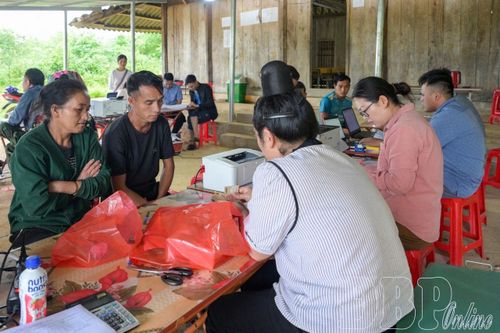 Người dân xã Pu Nhi nhận tiền hỗ trợ giải phóng mặt bằng dự án Nhà máy Điện mặt trời Điện Biên 1.