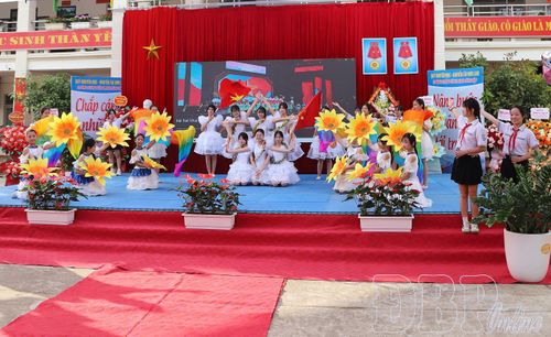 Tiết mục văn nghệ chào mừng năm học mới tại Trường THCS Him Lam.