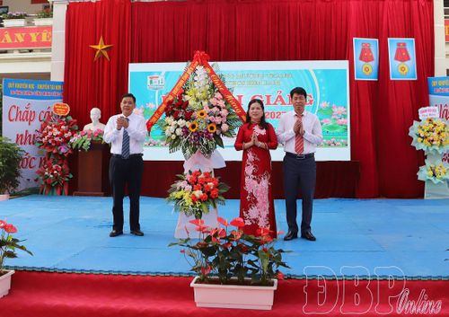 Đồng chí Nguyễn Duy Chinh, Phó Bí thư Đảng ủy UBND tỉnh tặng hoa chúc mừng Trường THCS Him Lam nhân dịp khai giảng năm học mới.