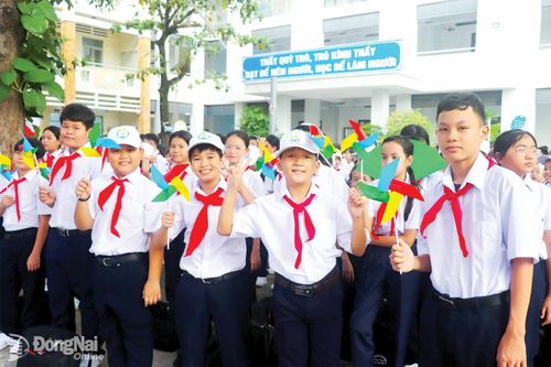 Học sinh khối 6, Trường THCS Trảng Dài (phường Trảng Dài) hào hứng trước thềm năm học mới 2026-2027. Ảnh: An Nhơn
