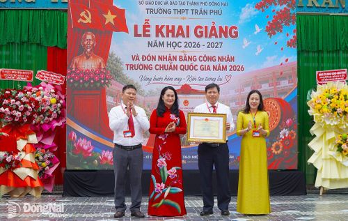 Đồng chí Đặng Minh Nguyệt, Ủy viên Ban Thường vụ Thành ủy, Phó Chủ tịch Thường trực HĐND thành phố Đồng Nai trao Bằng công nhận Trường THPT Trần Phú đạt chuẩn quốc gia. Ảnh: An Nhơn