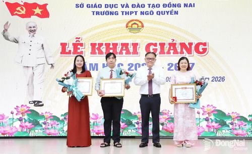 Ủy viên Ban Thường vụ Thành ủy, Phó Chủ tịch Thường trực UBND thành phố Nguyễn Kim Long trao bằng khen cho giáo viên đạt danh hiệu Chiến sĩ thi đua cấp tỉnh. Ảnh: My Ny