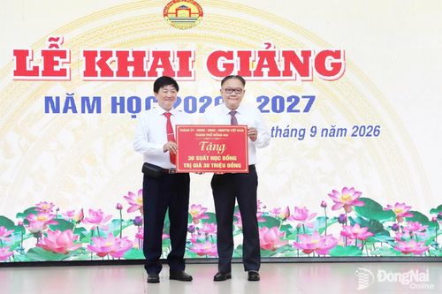 Ủy viên Ban Thường vụ Thành ủy, Phó Chủ tịch Thường trực UBND thành phố Nguyễn Kim Long trao tặng 30 suất học bổng của Thành ủy, HĐND, UBND, Ủy ban MTTQ Việt Nam thành phố Đồng Nai cho Trường THPT Ngô Quyền. Ảnh: My Ny