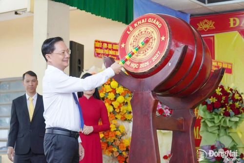 Ủy viên Ban Thường vụ Thành ủy, Phó Chủ tịch Thường trực Ủy ban MTTQ Việt Nam thành phố Hà Anh Dũng đánh trống khai giảng năm học 2026-2027.