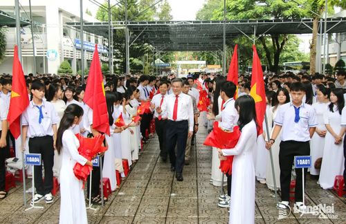 Ủy viên Ban Thường vụ Thành ủy, Trưởng ban Tuyên giáo và Dân vận Thành ủy Dương Minh Dũng dự lễ khai giảng tại Trường THPT Thanh Bình (xã Phú Lâm). Ảnh: Hải Quân