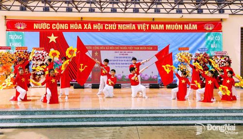 Học sinh Trường tiểu học Thanh Bình biểu diễn văn nghệ chào mừng buổi lễ. Ảnh: Như Tình