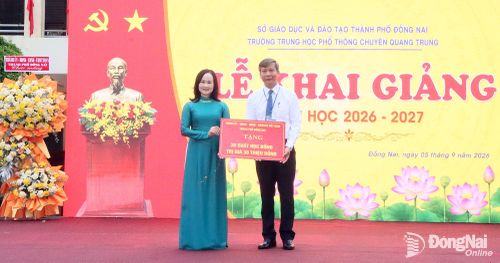 Ủy viên Ban Thường vụ Thành ủy, Bí thư Đảng ủy, Chủ tịch HĐND phường Bình Phước Giang Thị Phương Hạnh trao học bổng của Thành ủy, HĐND, UBND, Ủy ban MTTQ Việt Nam thành phố cho Trường THPT chuyên Quang Trung. Ảnh: Quang Minh
