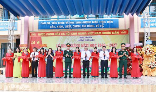 Đại tá Võ Thành Danh, Ủy viên Ban Thường vụ Thành ủy, Chỉ huy trưởng Bộ Chỉ huy Quân sự thành phố cùng lãnh đạo địa phương, nhà trường cắt băng khánh thành công trình cải tạo, sửa chữa cơ sở vật chất nhà trường.
