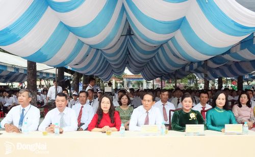 Ủy viên Ban Thường vụ Thành ủy, Bí thư Đảng ủy, Chủ tịch HĐND phường Bình Phước Giang Thị Phương Hạnh và đại biểu dự lễ khai giảng tại Trường THPT chuyên Quang Trung. Ảnh: Quang Minh