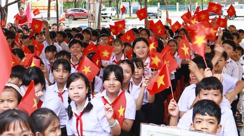 Niềm vui của học sinh Trường THCS Đăk Ơ trong ngày khai giảng.