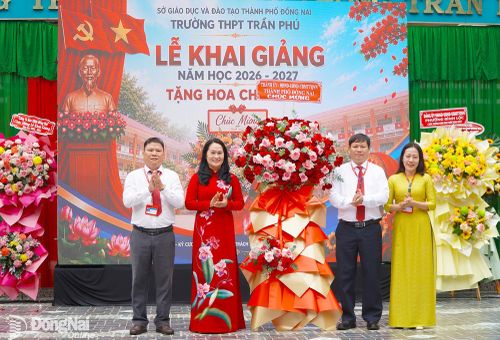 Đồng chí Đặng Minh Nguyệt, Ủy viên Ban Thường vụ Thành ủy, Phó Chủ tịch Thường trực HĐND thành phố Đồng Nai thay mặt Thành ủy, HĐND, UBND, Ủy ban MTTQ Việt Nam thành phố Đồng Nai tặng hoa chúc mừng nhà trường. Ảnh: An Nhơn