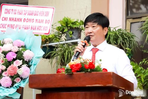 Hiệu trưởng Trường THPT Ngô Quyền Phan Trọng Nghĩa phát biểu tại lễ khai giảng. Ảnh: My Ny