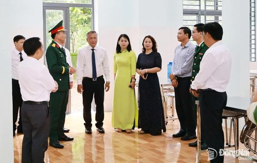 Đại tá Võ Thành Danh, Ủy viên Ban Thường vụ Thành ủy, Chỉ huy trưởng Bộ Chỉ huy Quân sự thành phố cùng lãnh đạo địa phương, nhà trường tham quan cơ sở vật chất phục vụ học sinh bán trú.