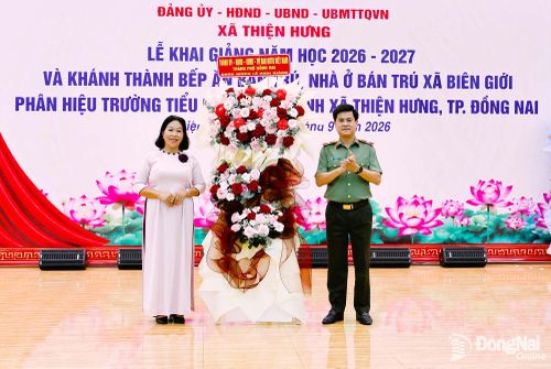 Thiếu tướng Nguyễn Đức Hải, Ủy viên Ban Thường vụ Thành ủy, Giám đốc Công an thành phố Đồng Nai tặng lẵng hoa của Thành ủy, HĐND, UBND, Ủy ban MTTQ Việt Nam thành phố cho Ban giám hiệu nhà trường nhân dịp khai giảng. Ảnh: Như Tình