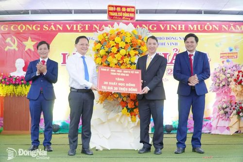 Ủy viên Ban Thường vụ Thành ủy, Phó Chủ tịch Thường trực Ủy ban MTTQ Việt Nam thành phố Hà Anh Dũng trao bảng biểu trưng 30 suất học bổng cho học sinh Trường THCS-THPT Lương Thế Vinh.