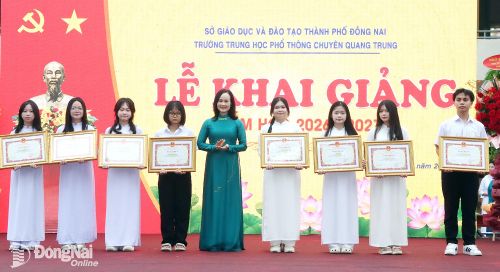 Ủy viên Ban Thường vụ Thành ủy, Bí thư Đảng ủy, Chủ tịch HĐND phường Bình Phước Giang Thị Phương Hạnh trao Bằng khen của Chủ tịch UBND thành phố cho học sinh đạt giải tại kỳ thi học sinh giỏi cấp quốc gia. Ảnh: Quang Minh
