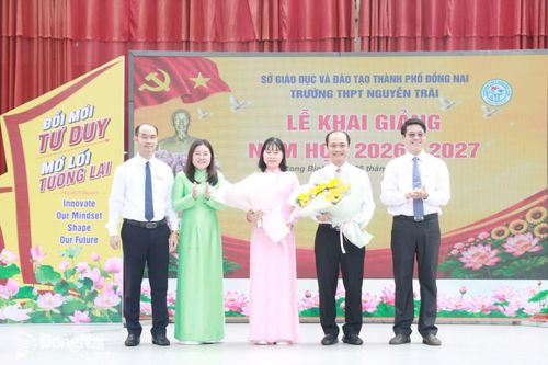 Ban giám hiệu Trường THPT Nguyễn Trãi tặng hoa cảm ơn các đồng chí lãnh đạo thành phố, địa phương. Ảnh: Nga Sơn