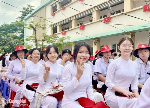 Học sinh Trường THPT Chu Văn An chào đón ngày khai giảng năm học mới. Ảnh: Kim Liễu
