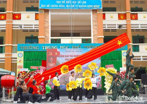 Một tiết mục văn nghệ do học sinh Trường THPT Trần Phú biểu diễn trong lễ khai giảng. Ảnh: An Nhơn