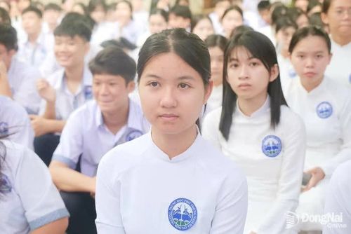 Học sinh Trường THPT Nam Hà đón chào năm học mới. Ảnh: Hạnh Dung