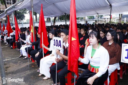 Học sinh lớp 10 Trường Phổ thông Dân tộc nội trú THPT Bình Phước dự khai giảng năm học mới 2026-2027. Ảnh: Thổ Tín