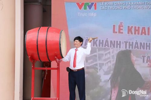 Hiệu trưởng Trường THPT Ngô Quyền Phan Trọng Nghĩa đánh trống khai giảng năm học mới. Ảnh: My Ny